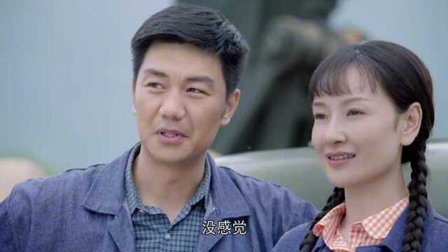 火红年华:重要人物来看彩排,女演员偷偷看一眼,立马就心动了