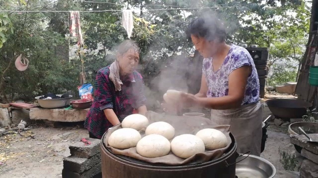 大山里从不吵嘴的好妯娌,年近70的她们在干什么?