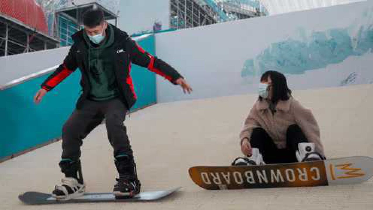 新春走基层|探访南京旱雪馆 体验冰雪乐趣