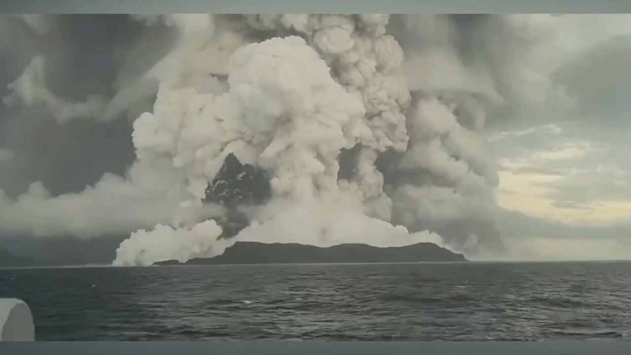 汤加火山爆发实拍,人类在大自然面前真的什么都不是!