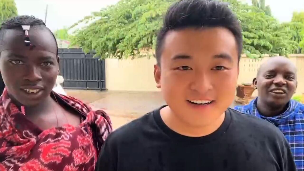 非洲小五:靠短视频发家致富的小伙,出行有保镖和保姆