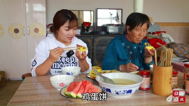 买颗西瓜,晓儿给奶奶做水果饼尝鲜吃,外脆里嫩营养美味,太精致