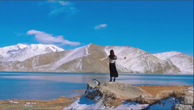 美女风景山水天空蓝天白云阳光旅游景点晚霞夕阳治愈森林雪山背影