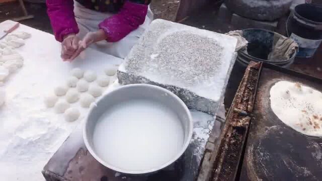 山东特色大烧饼,大理石板上摊,煤火炉子还能转,5毛一块真不贵