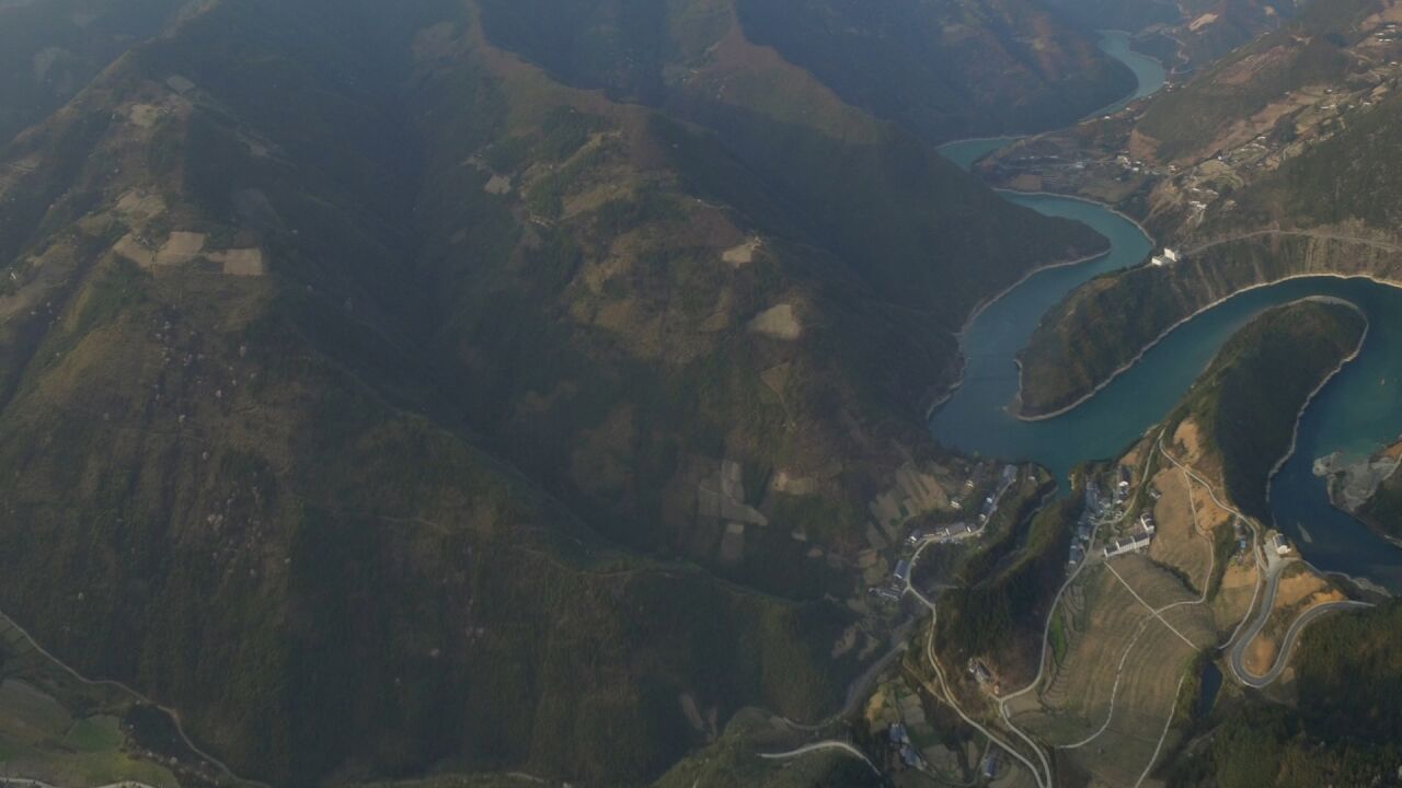 汉江南岸最大支流堵河龙背湾,湖北十堰市竹山县,2017年3月 航拍汉江016