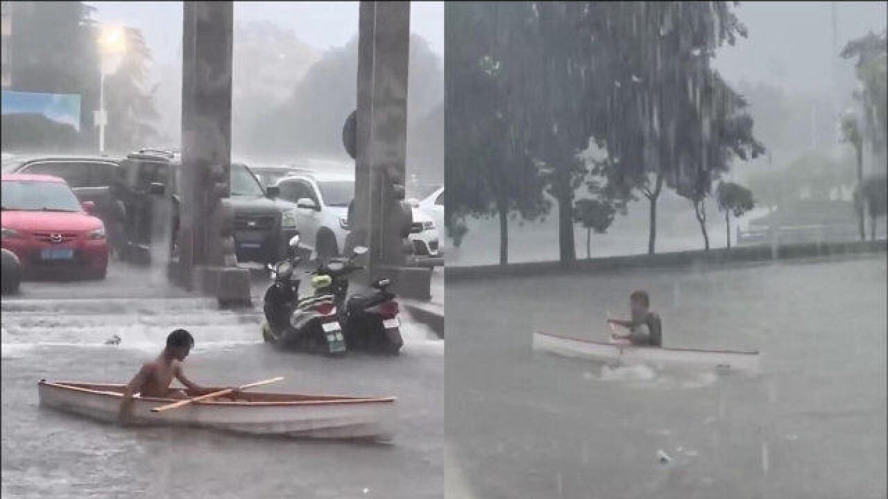 暴雨来袭,市民雨中“陆地行舟” 拍摄者:船是店里摆放的工艺品