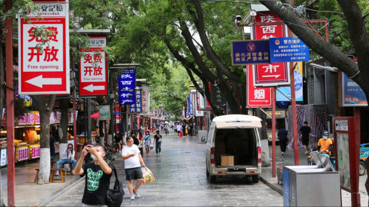 夏日西安回民街冷冷清清,食客少烟火气难复原,有人转让出租店铺