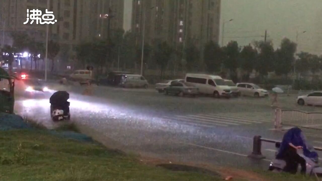 郑州傍晚突降暴雨瞬间天黑 天空闪电高频闪动