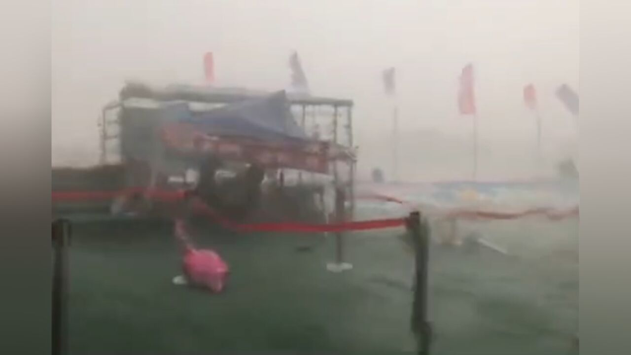 呼和浩特暴风雨!狂风呼啸太吓人,城区内涝消防淌水救人