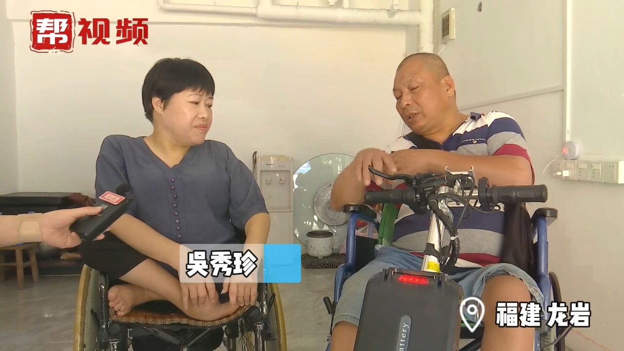 为上楼“轮椅夫妻”攀爬十几年 多方帮扶后如今只需动动手指