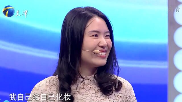 残障女子努力生活,当美容顾问给人化妆,女儿给她加油丨跨时代