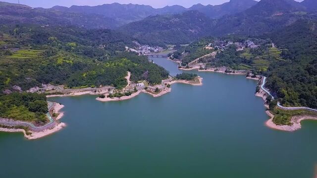 空中俯瞰中雁荡山水库仿若千岛湖之美 吸引无数环湖骑手晨练爱好者前来