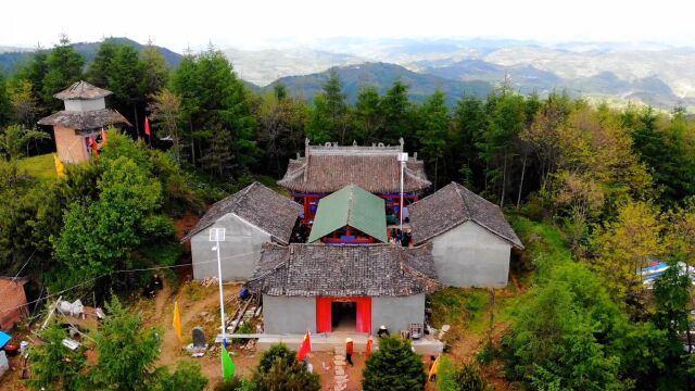 航拍秦州风火山,高山之巅发现寺庙,里面有好多人