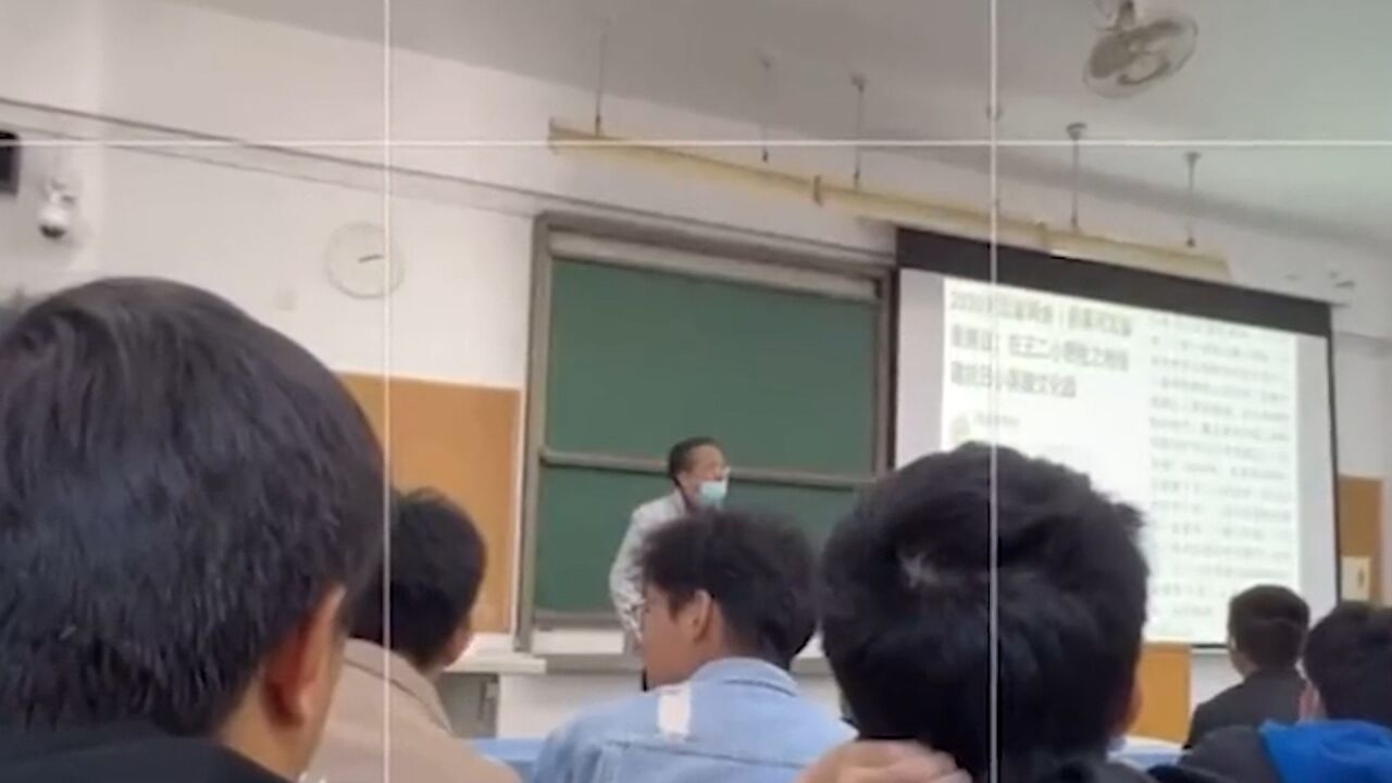 大学老师讲到中国近代史,声音哽咽情不自禁流泪,学生肃然起敬