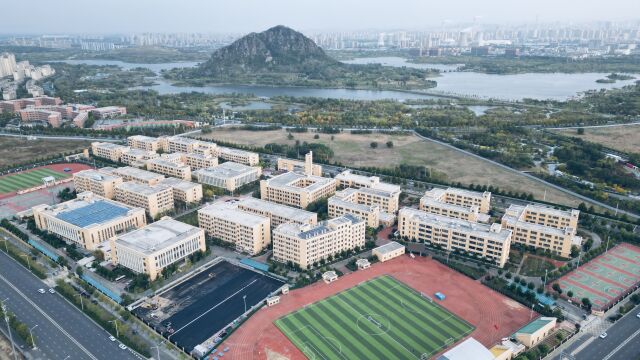 济南外国语学校,也算是贵族学校了,位于华山西北 ,紧邻华山湿地公园,风景优美