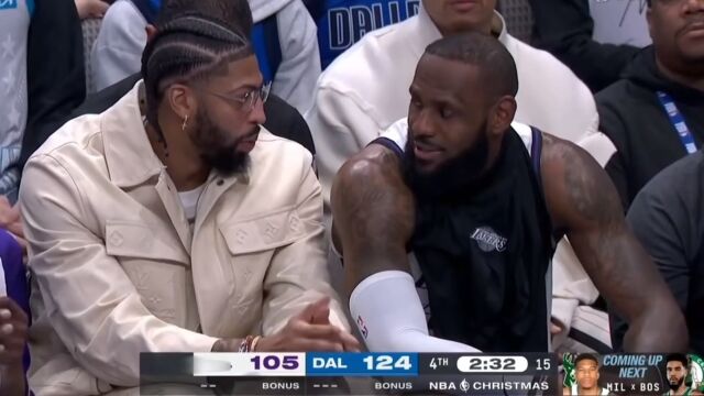 “自杀式”阵容！湖人圣诞大战末段排出5后卫出战 哈姆赛后作出回应