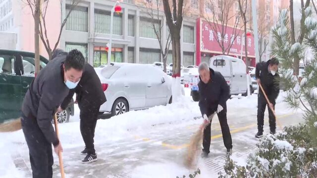 银装素裹雪景美 除冰扫雪暖人心 