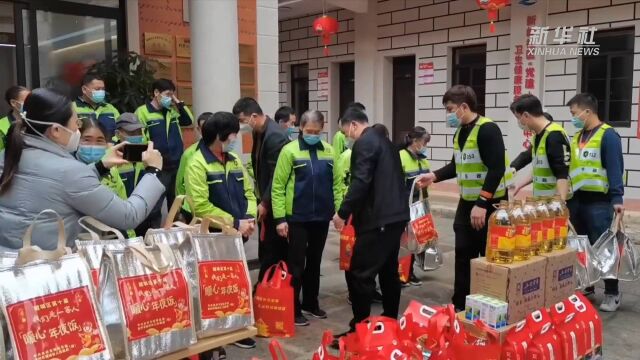 福建泉州:为环卫工送上爱心年夜饭