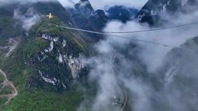 这样的玻璃桥你敢过吗?在广东清远峡天下大山深处,腾云驾雾,隐藏了一个神仙地方!这里有2000万年的燕窝洞和玻璃桥.