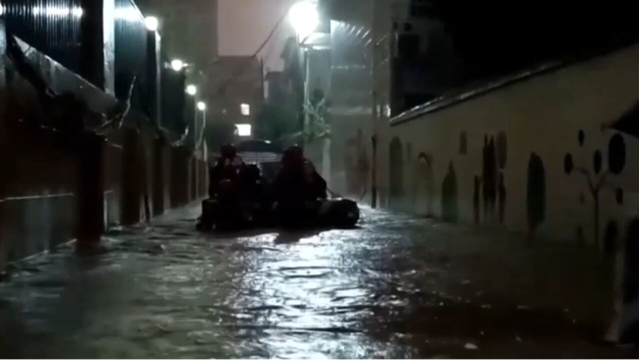 河南信阳:暴雨致多人被困,消防紧急救援