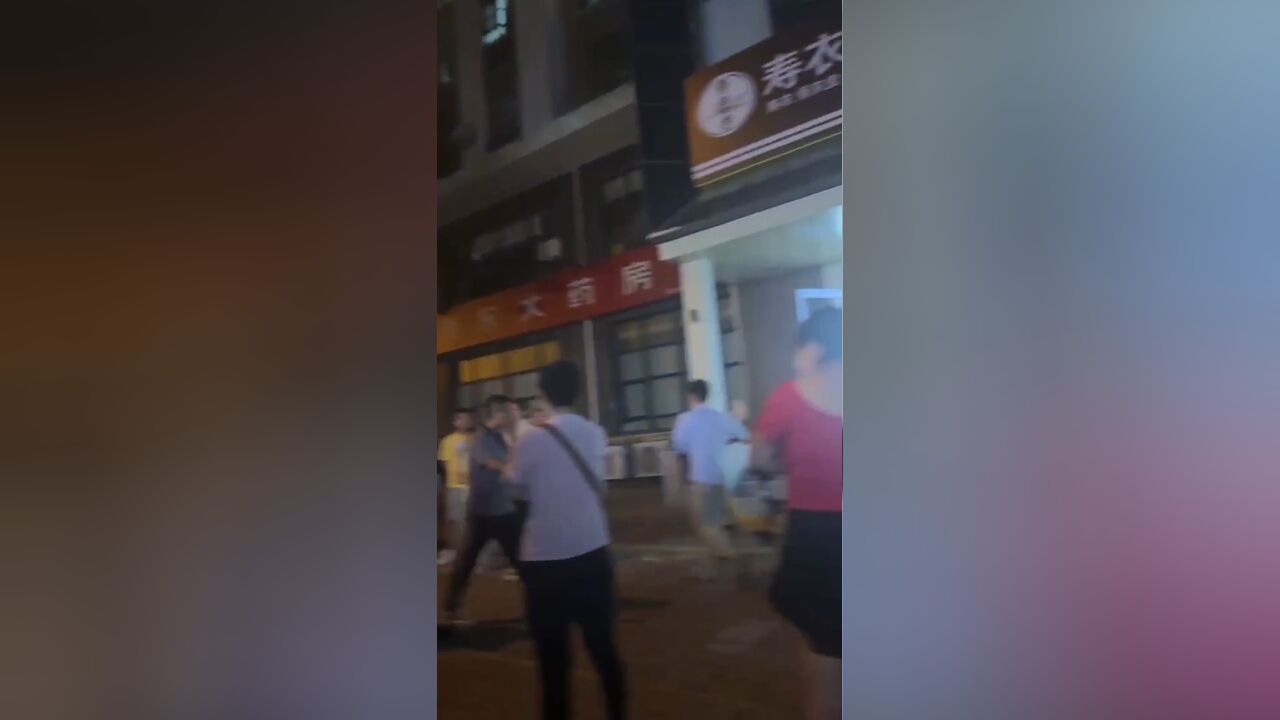 北京一小区底商开殡葬店业主聚集反对 社区:殡葬店手续齐全,正协调各部门调解