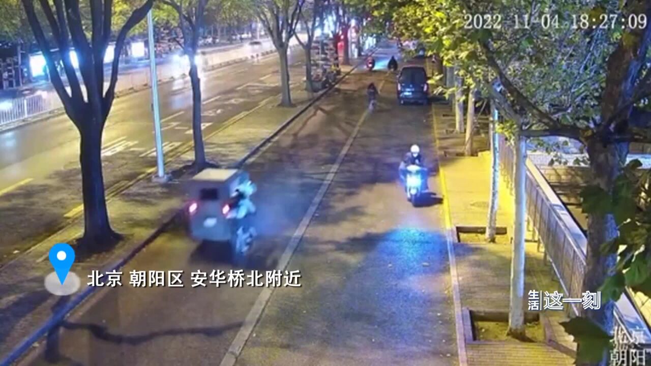 残疾人机动轮椅车剐倒自行车后逃逸 警方多方寻找终将肇事者归案