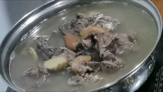 阳康后身体虚弱老铁特意买来狗肉补补身体,就做一款古法清汤狗肉火锅