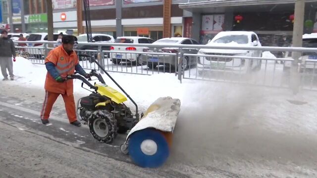 以雪为令 闻雪而动——玉泉环卫清理积雪保畅通