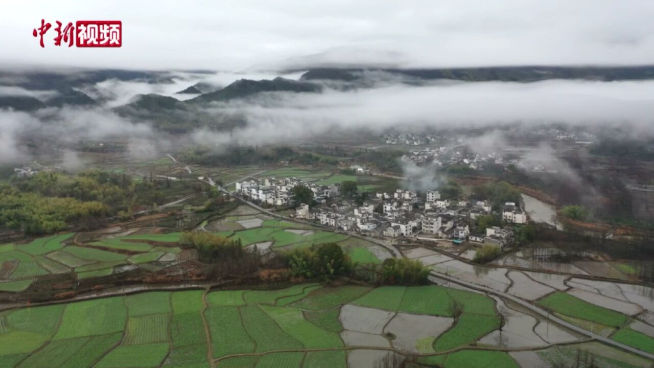 安徽黟县雨后云雾缭绕如画境