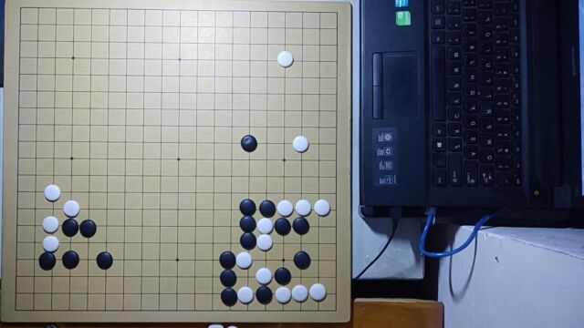 黑棋扑使白棋气紧,挤打吃白棋,使黑棋利用接不归提吃整块白棋