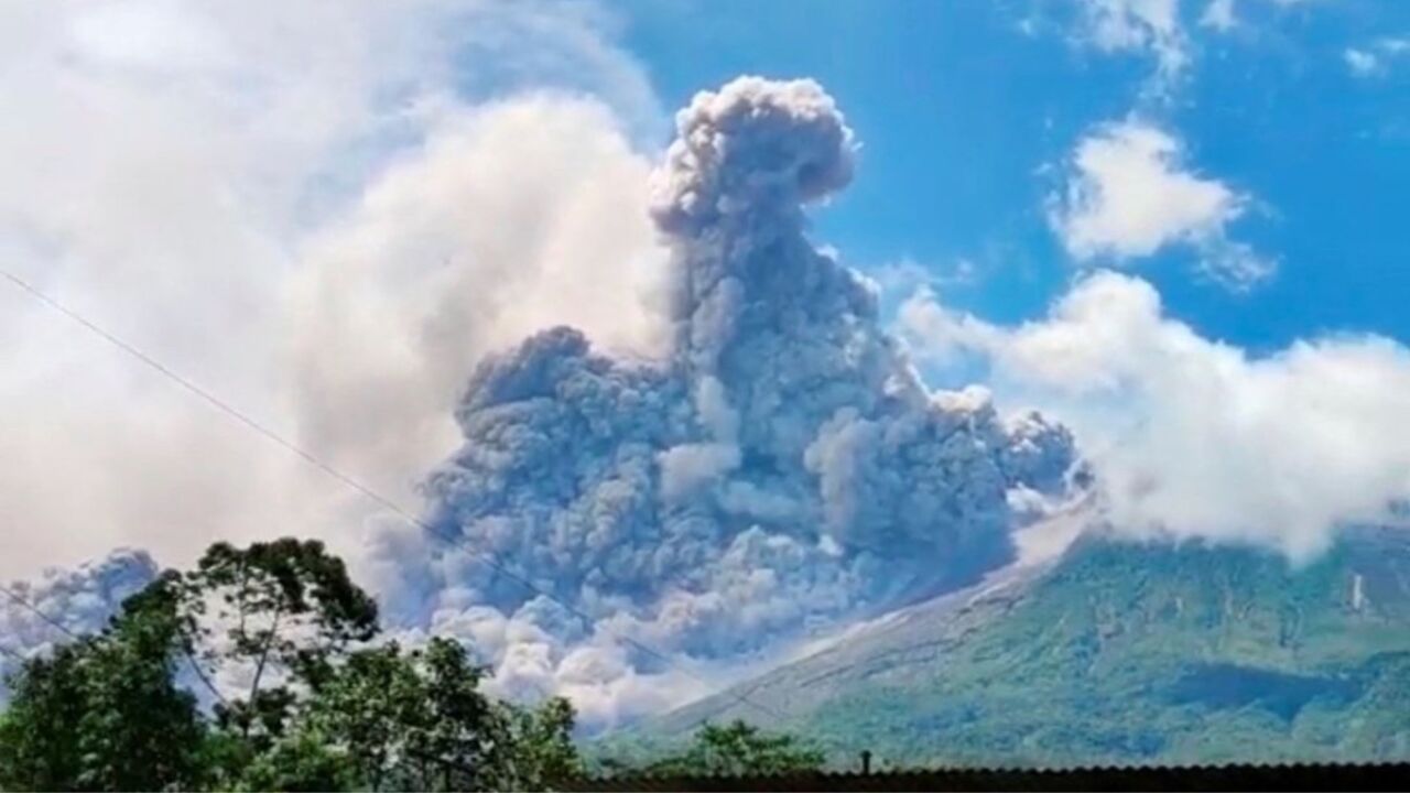 印尼默拉皮火山喷发,村庄被火山灰覆盖