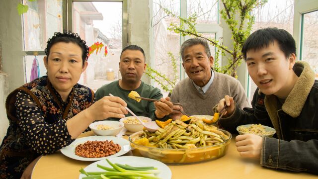 会成做东北大乱炖,豆角茄子加地瓜,大锅炖喷香,农家味满满