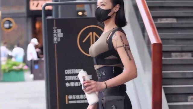 气质美女,身材匀称端庄大方,喜欢这种风格吗?