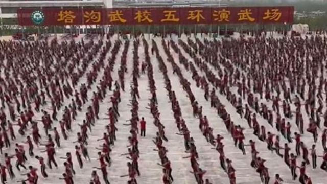 武校学生演武场表演 动作整齐划一起伏间如“人体浪花”场面震撼