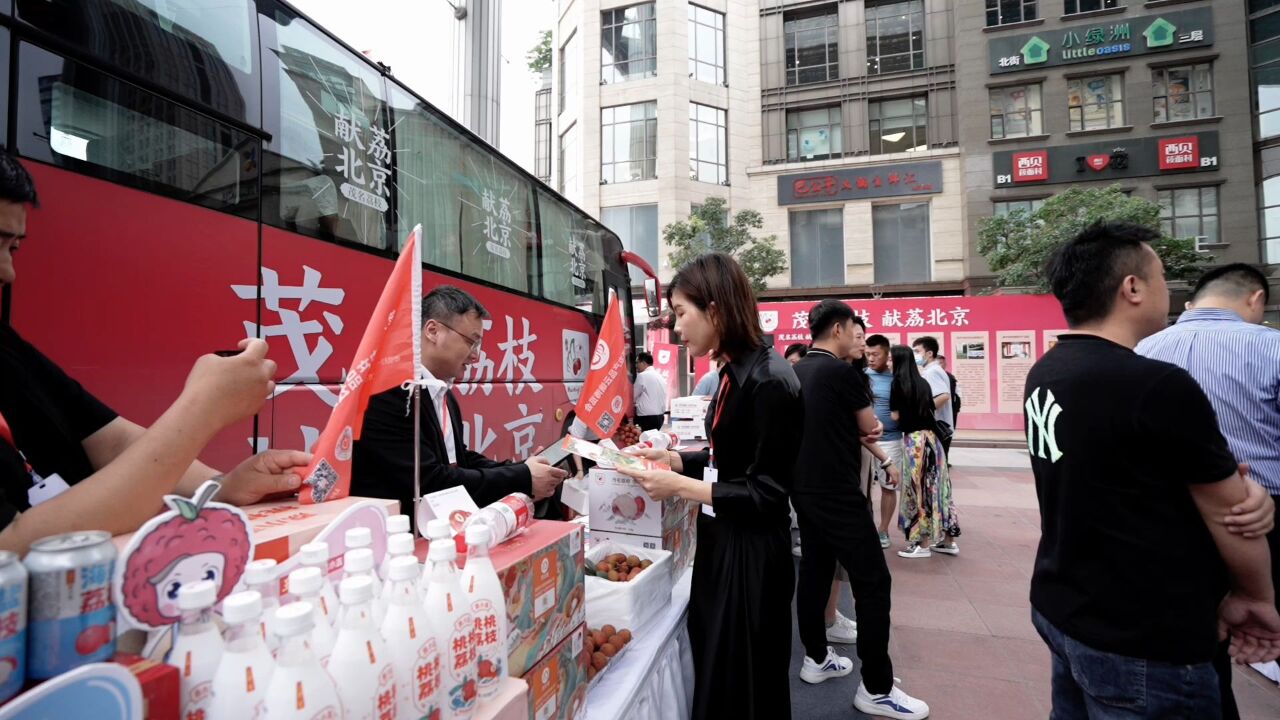 荔枝红时雨露浓,绛纱笼里玉芙蓉