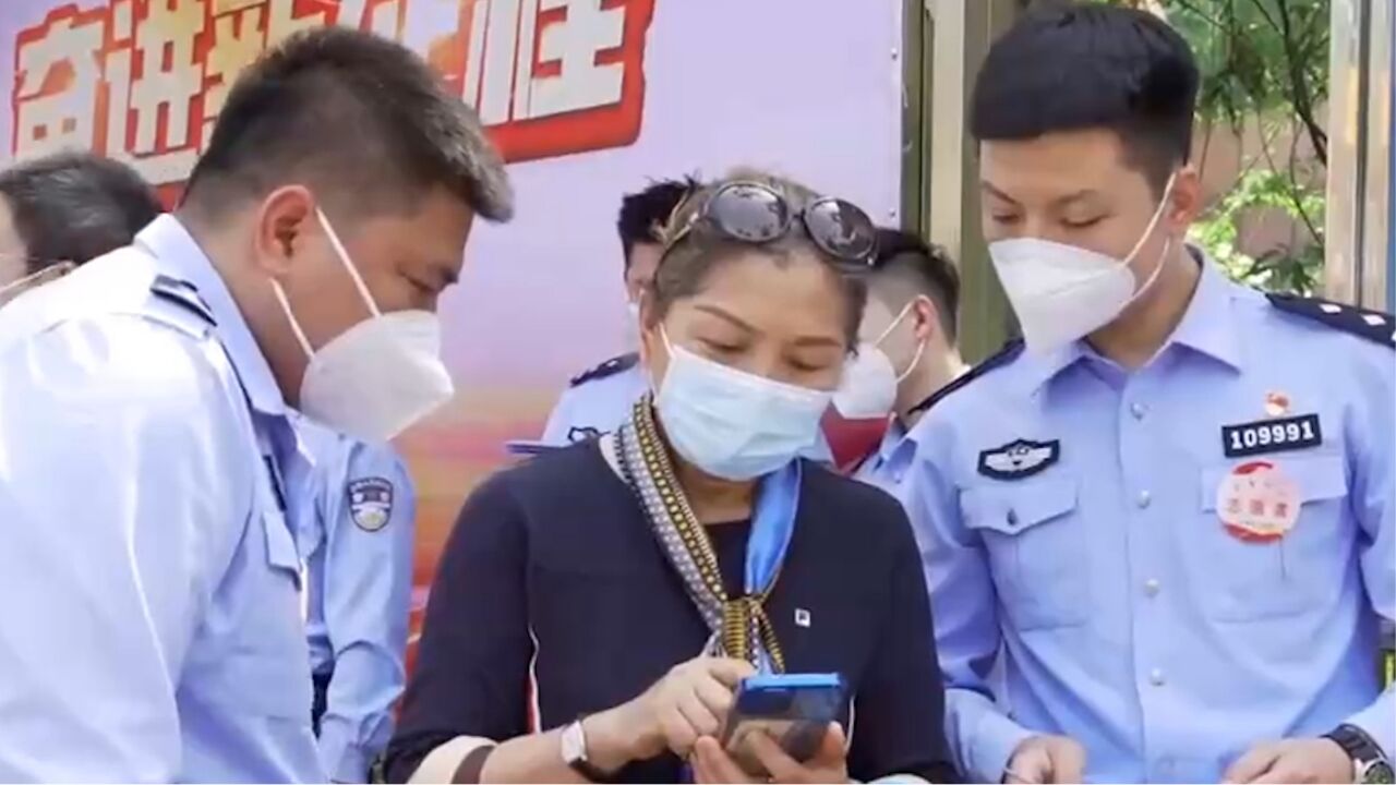 民警通过短视频和上门讲解进行反诈宣传,防止更多的人被网络诈骗