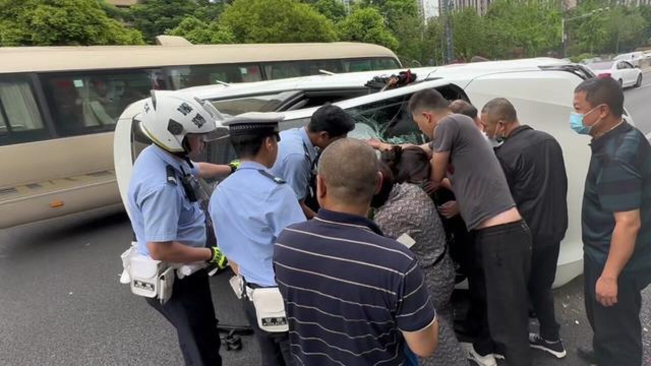 四川省成都市,网约车侧翻警民共同抬车救人