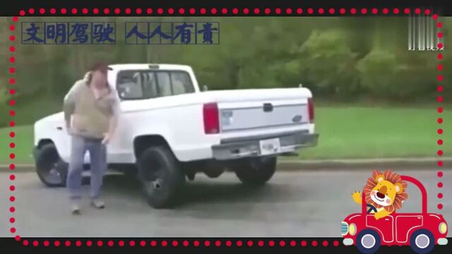 实拍:路怒症!路怒大爷想轧车,没想到对方司机是个超级壮汉