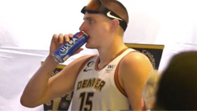 掘金众将疯狂庆祝！约基奇对瓶吹香槟不过瘾，再来一罐冰镇啤酒！