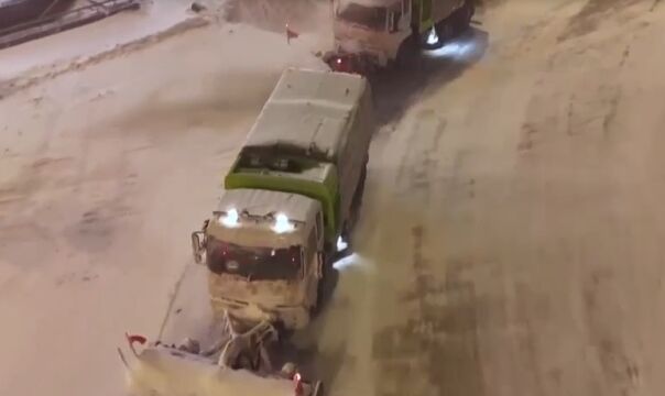 黑龙江哈尔滨:降雪仍在继续,道路湿滑影响晚高峰