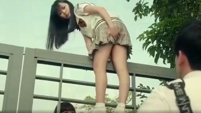 影视翻墙爆笑集锦!美女姑娘穿短裙还学人家翻墙,这下尴尬了吧!