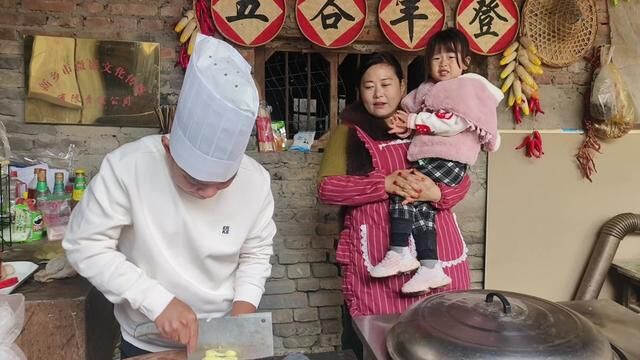 #手工饺子 饺子包的是各式各样,五花八门.但是自己亲自动手是真的好吃.