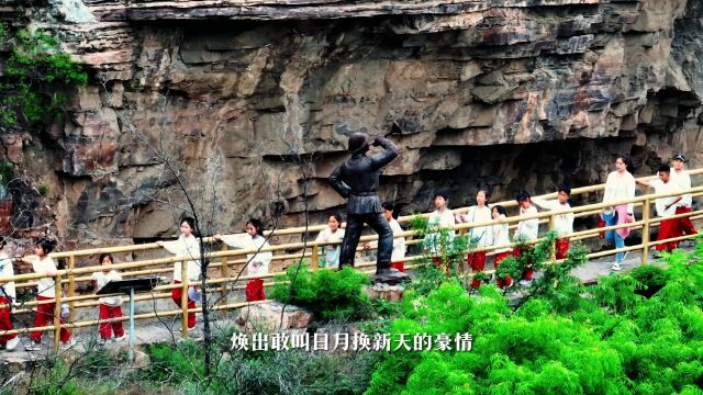 云去山如画,雨后红旗渠畔,人工天河铺展巍巍太行,绘出生机模样.