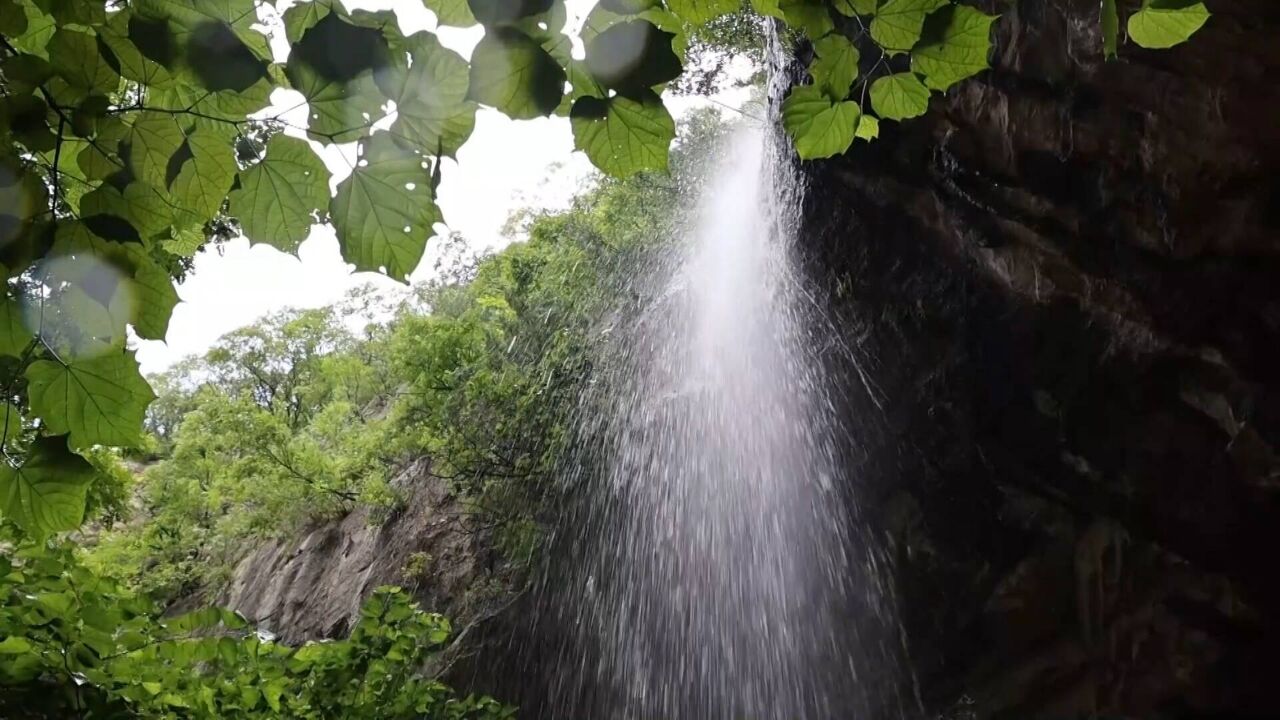 雨后枣庄抱犊崮现飞瀑景观 气势恢宏美不胜收