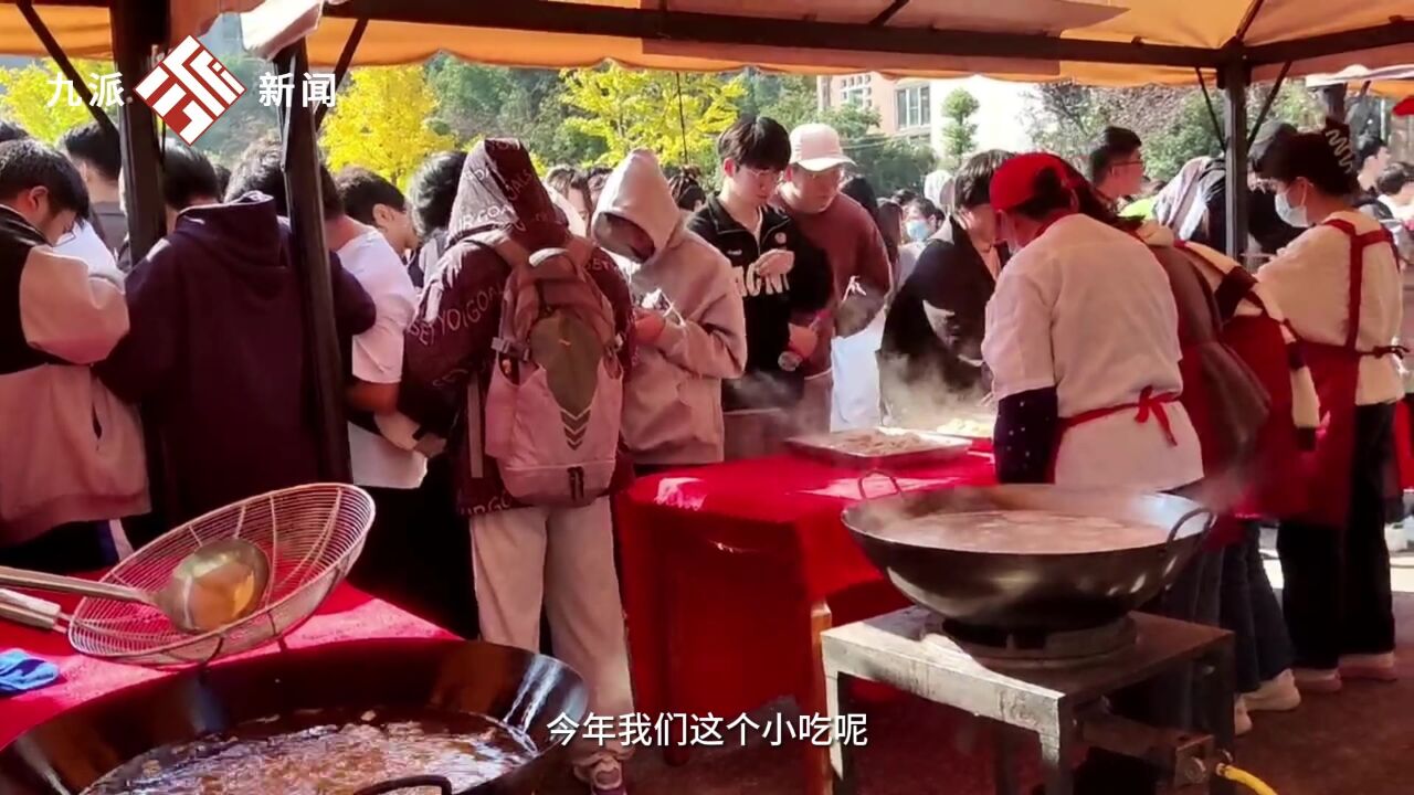 武科大连续九年请全校师生吃鱼,武科大1分钱吃全鱼宴:厨师们同台竞技准备了10余种小吃,早上捕了1万斤鱼3天后请师生吃鱼肴