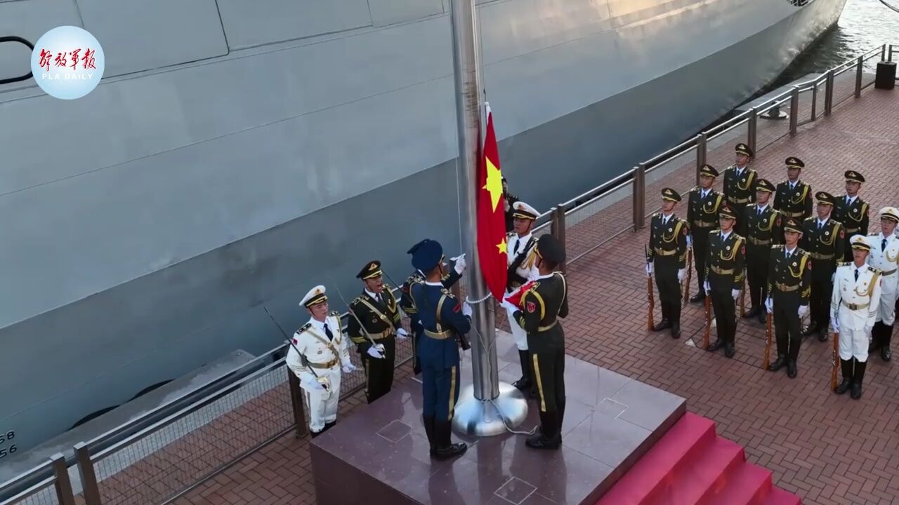 驻香港部队组织“八一”升国旗仪式