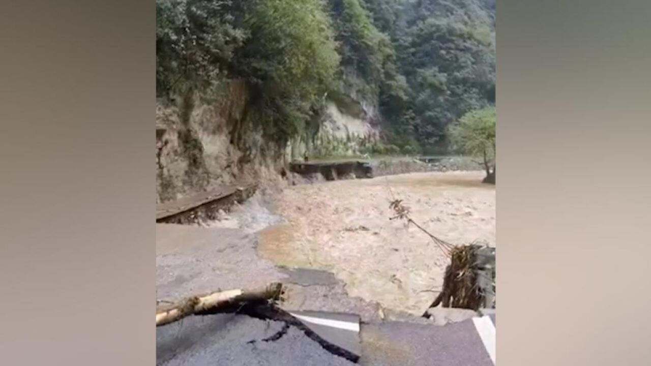 湖北神农架暴雨山洪致部分道路受损,松柏镇城区停气排查隐患