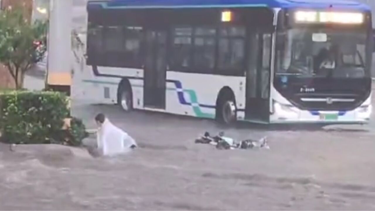 济南突遭暴雨路面积水严重,女子连人带车险冲走:被过路车主拦下