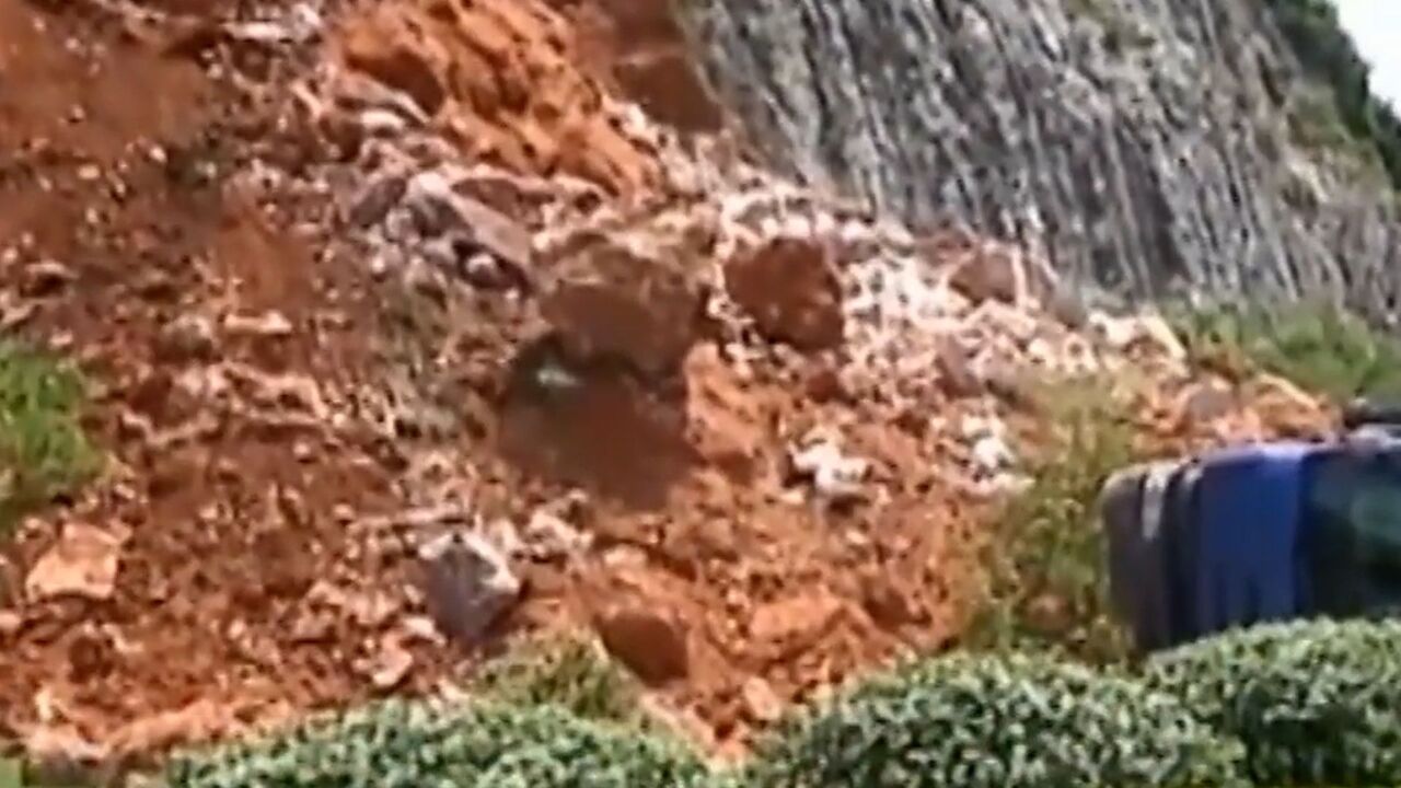 湖北宜昌兴山县突发山体岩石崩塌致7人死亡 当地迅速组织救援