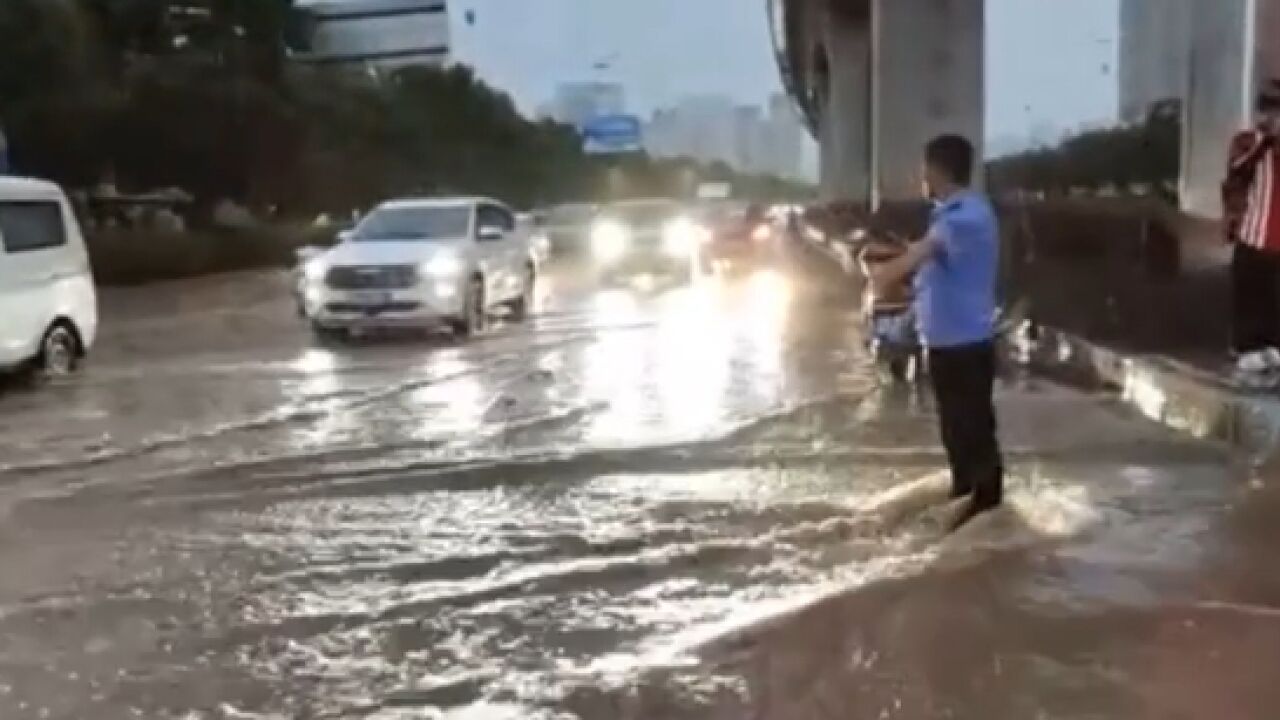 暴雨来袭 东阳交警雨中保畅护平安